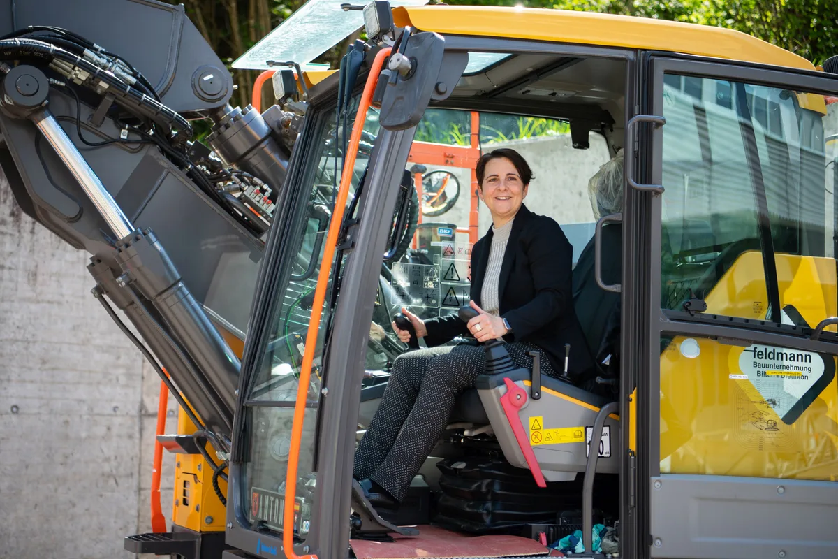 Yvonne Bürgin (Gemeindepräsidentin) freut sich über die rasche Umsetzung des Vorzeigeprojekts. Impressionen mit verschiedenen Menschen beim Spatenstich zum Fernwärmeprojekt Energieverbund Rüti.